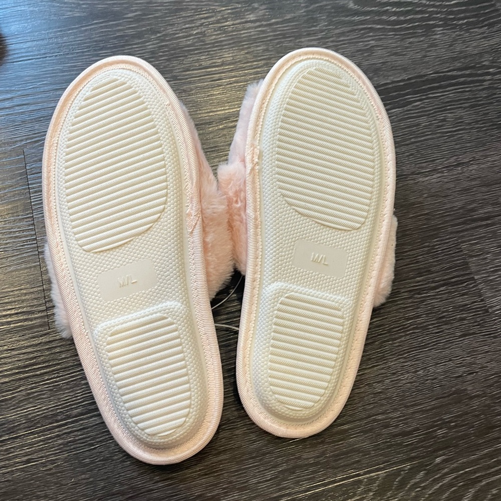 NWOT Pink comfy fuzzy slippers - Picture 2 of 2